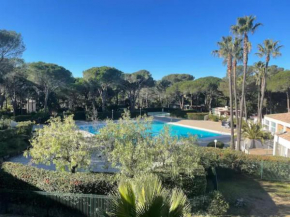 Bel appartement à Saint-Raphaël avec vue piscine